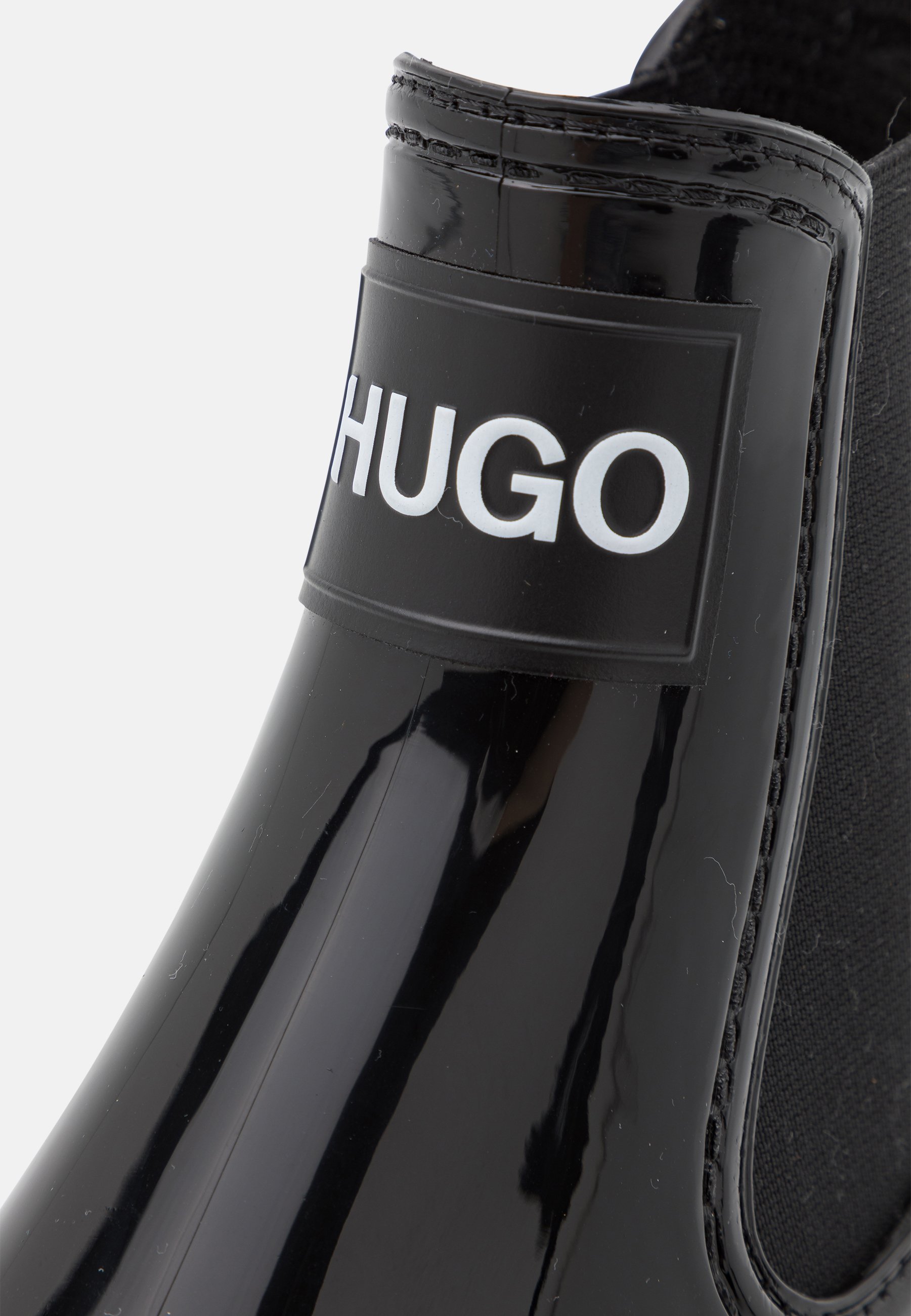 Hugo quetscht sich den Riemen aus Hugo quetscht sich den Riemen aus